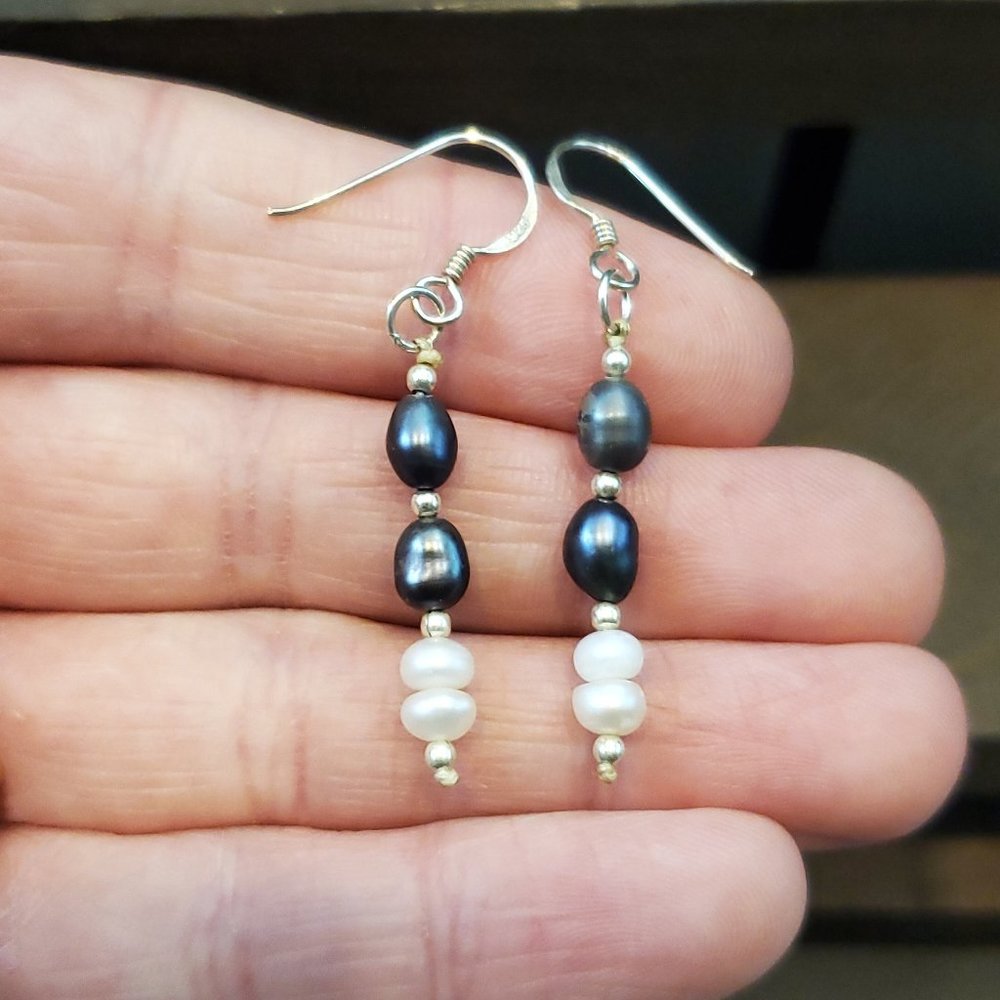 925 Sterling Silver Dark And White Pearls Dangle Earrings